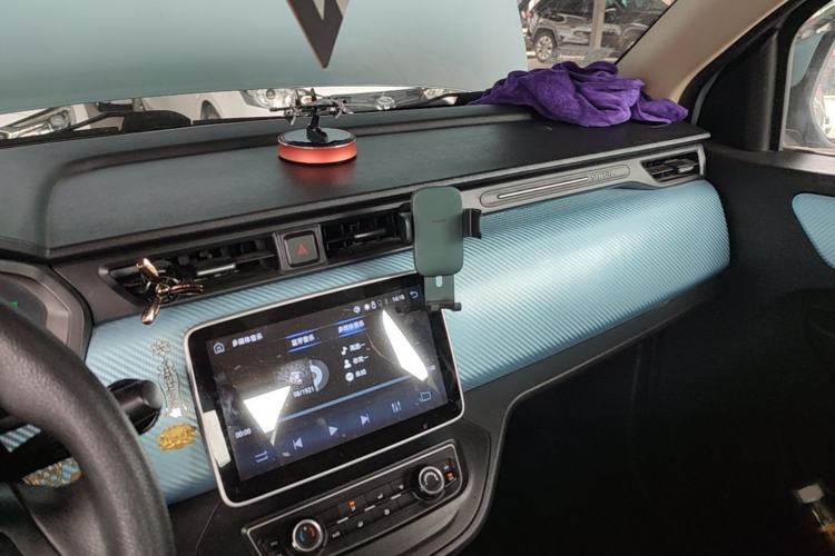 Used Brilliance Xinri i03A 2022 Rental Custom Edition Center Console