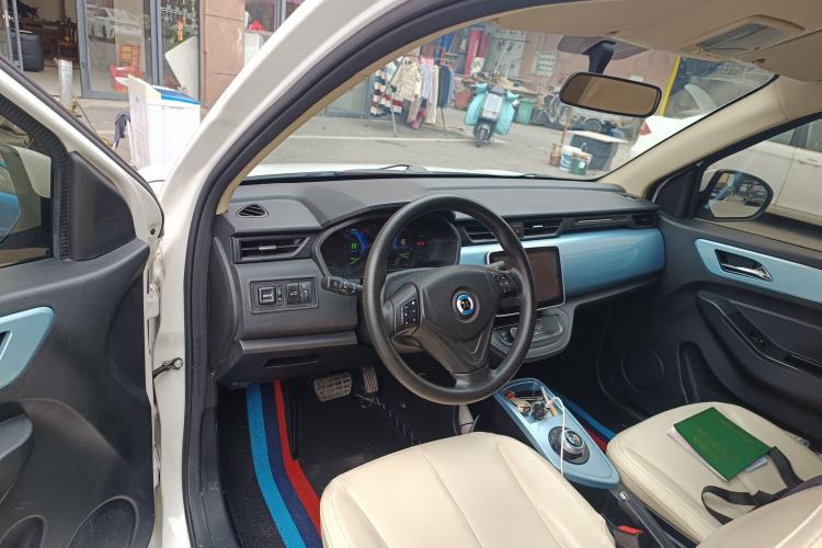 Used Brilliance Xinri i03A 2022 Rental Custom Edition Center Console