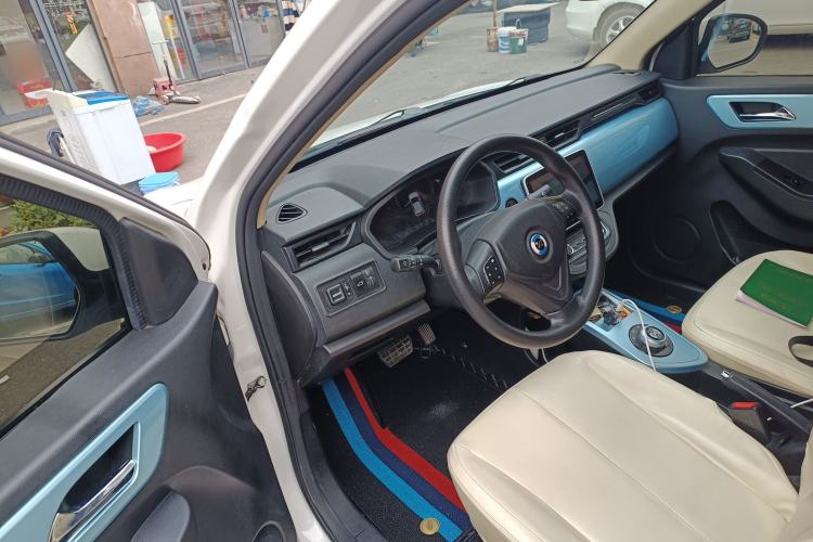 Used Brilliance Xinri i03A 2022 Rental Custom Edition Driver Seat