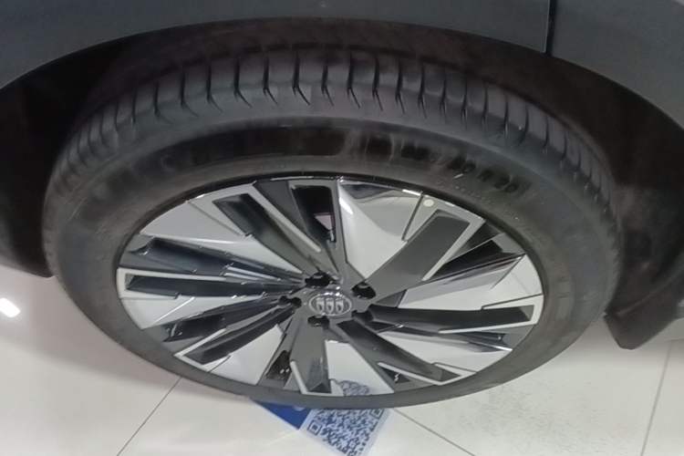 Used Buick Zijing E7 2026 Model, 1600 Ultra-Full-Option Turbo Version Right Rear Wheel Hub