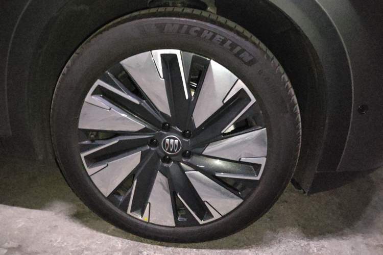 Used Buick Zijing E7 2026 Model, 1600 Ultra-Full-Option Turbo Version Right Front Wheel Hub