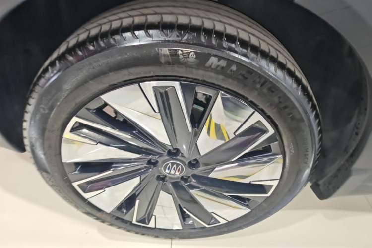 Used Buick Zijing E7 2026 Model, 1600 Ultra-Full-Option Turbo Version Right Rear Wheel Hub