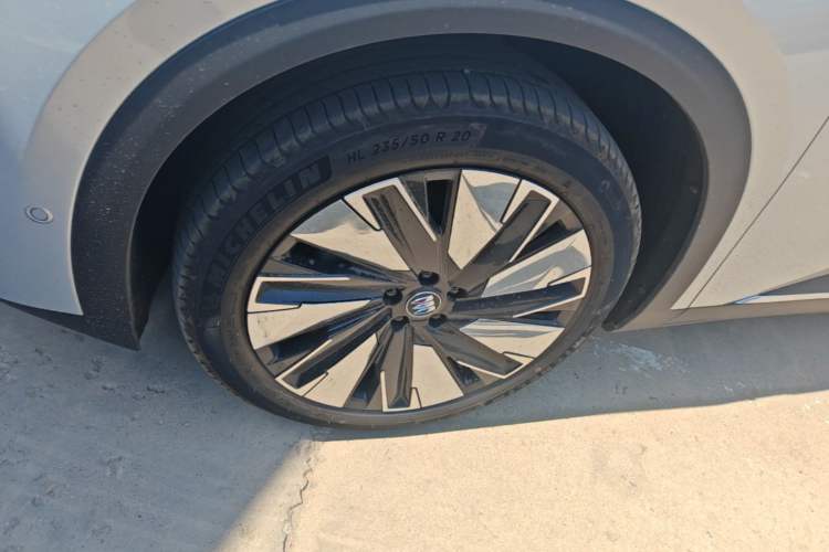 Used Buick Zijing E7 2026 Model, 1600 Ultra-Full-Option Turbo Version Left Front Wheel Hub