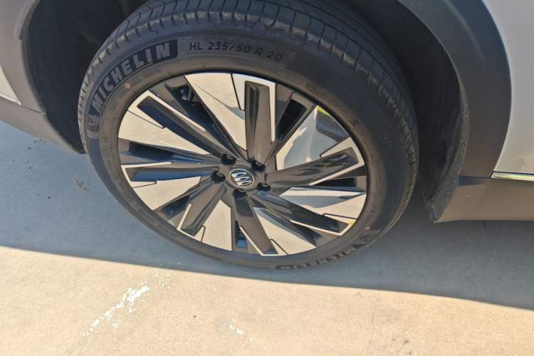 Used Buick Zijing E7 2026 Model, 1600 Ultra-Full-Option Turbo Version Right Rear Wheel Hub