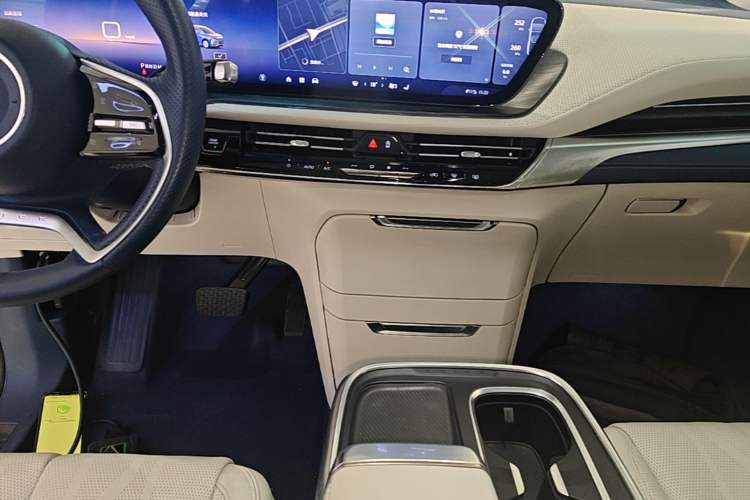 Used Buick Century 2023 2.0T Six-Seater Yinshi Edition Audio And AC Panel