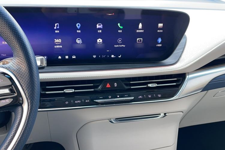 Used Buick Century 2023 2.0T Six-Seater Yinshi Edition Audio And AC Panel
