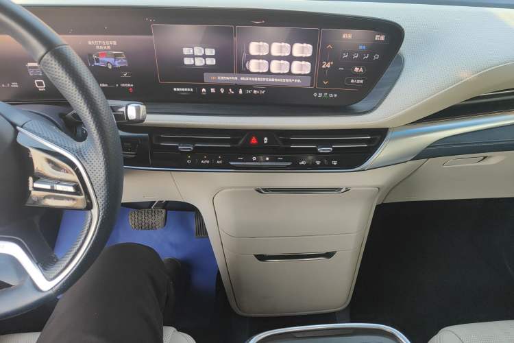 Used Buick Century 2023 2.0T Six-Seater Yinshi Edition Audio And AC Panel