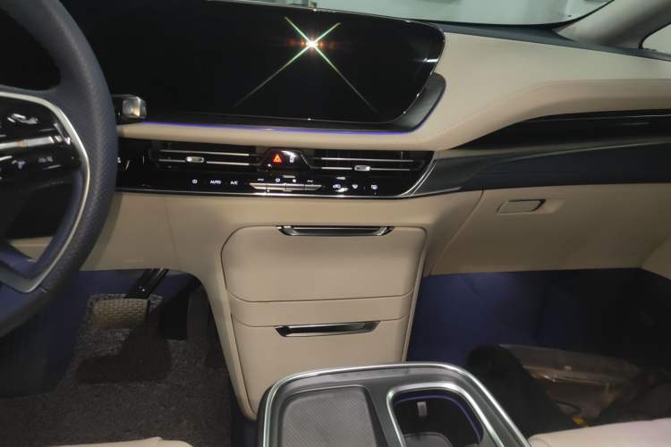 Used Buick Century 2023 2.0T Six-Seater Yinshi Edition Audio And AC Panel