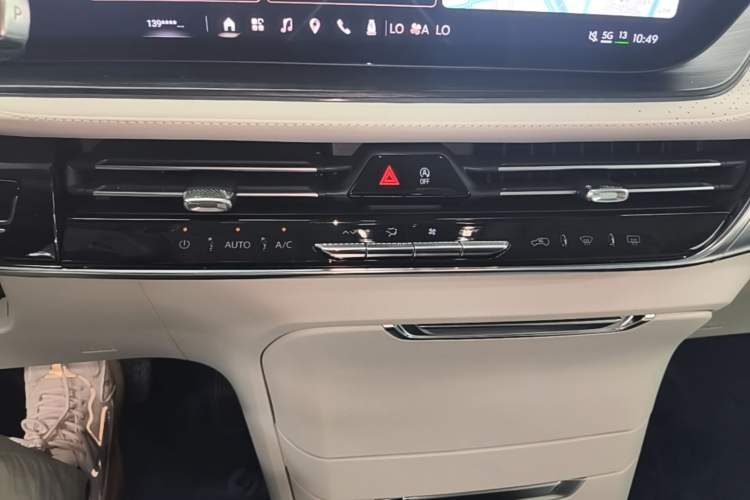 Used Buick Century 2023 2.0T Six-Seater Yinshi Edition Audio And AC Panel