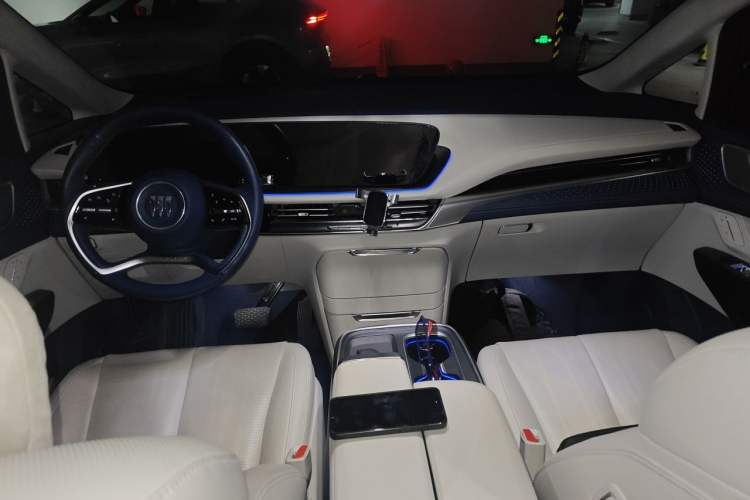 Used Buick Century 2023 2.0T Seven-Seater Yinshi Edition Center Console