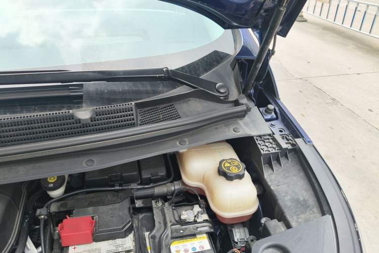 Used Buick Century 2023 2.0T Six-Seater Yinshi Edition Engine Bay Left