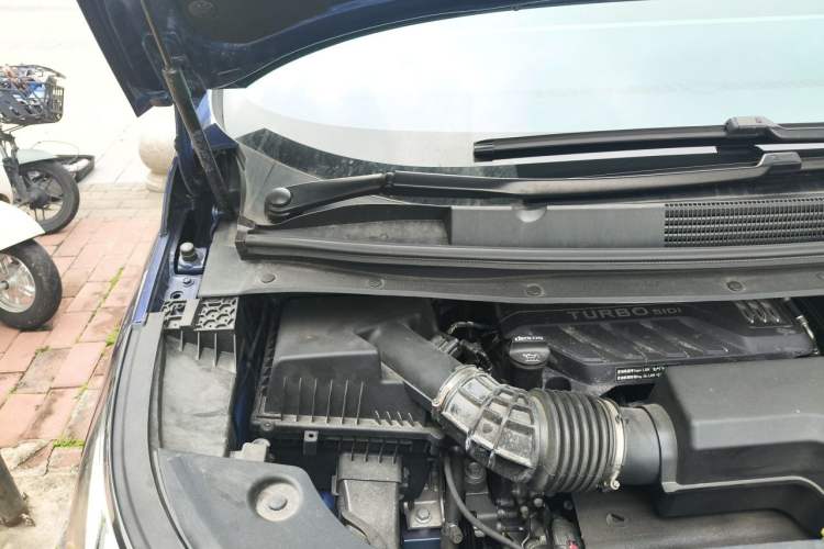 Used Buick Century 2023 2.0T Six-Seater Yinshi Edition Engine Bay Right