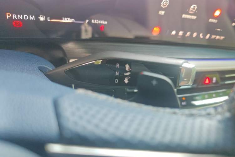 Used Buick Century 2023 2.0T Six-Seater Yinshi Edition Gear Lever