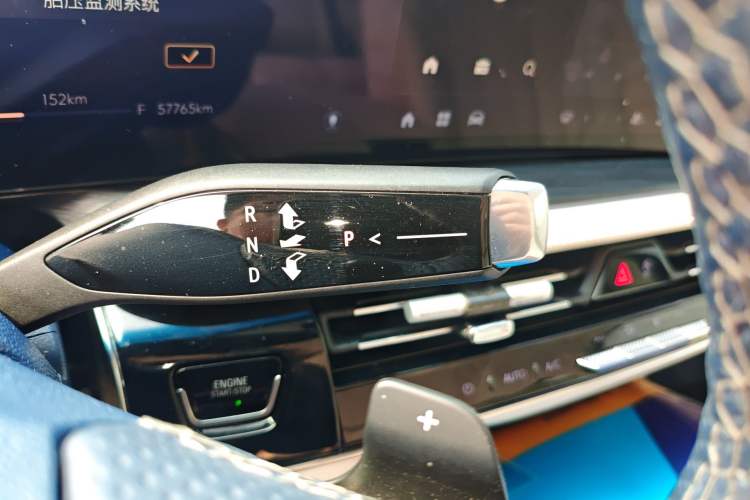 Used Buick Century 2023 2.0T Six-Seater Yinshi Edition Gear Lever