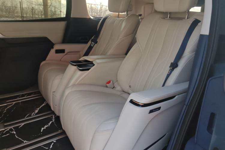 Used Buick Century 2023 2.0T Seven-Seater Yinshi Edition Interior 4