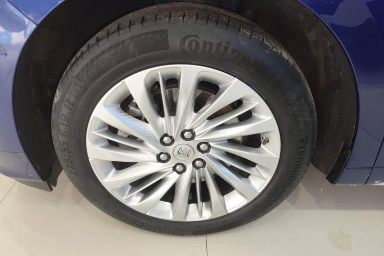 Used Buick Century 2023 2.0T Six-Seater Yinshi Edition Left Front Wheel Hub