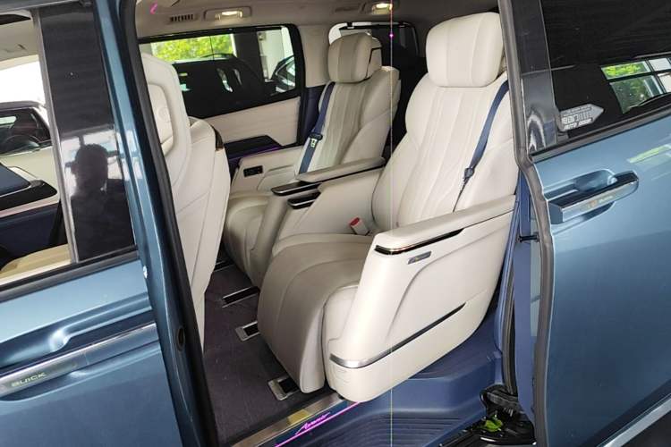 Used Buick Century 2023 2.0T Seven-Seater Yinshi Edition Left Rear Seat