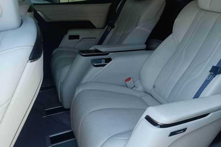 Used Buick Century 2023 2.0T Seven-Seater Yinshi Edition Left Rear Seat