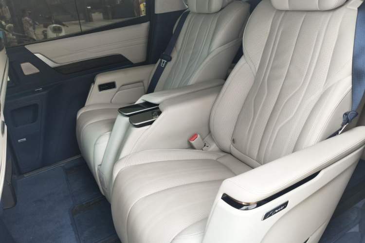 Used Buick Century 2023 2.0T Six-Seater Yinshi Edition Left Rear Seat
