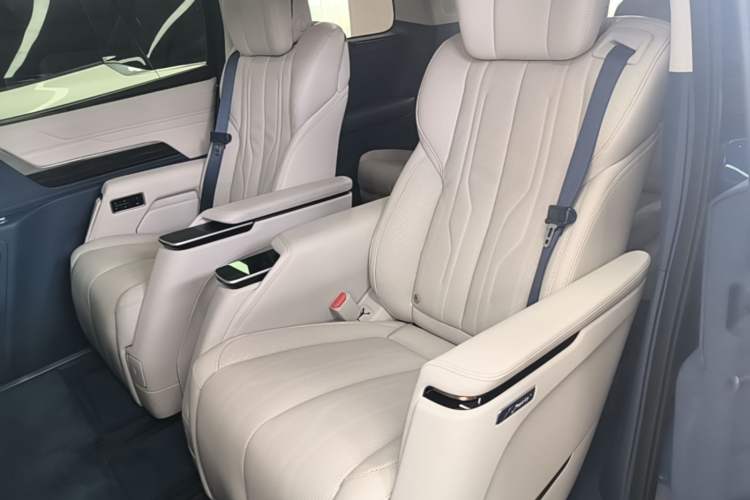 Used Buick Century 2023 2.0T Six-Seater Yinshi Edition Left Rear Seat