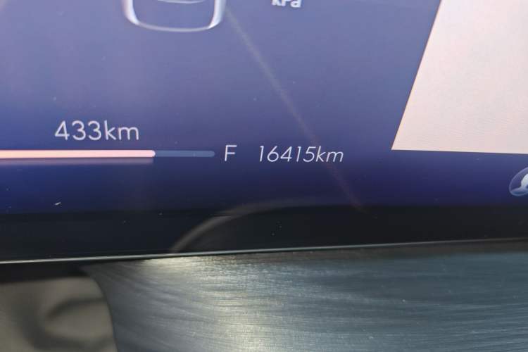 Used Buick Century 2023 2.0T Six-Seater Yinshi Edition Odometer Close Up