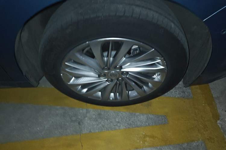 Used Buick Century 2023 2.0T Seven-Seater Yinshi Edition Right Front Wheel Hub