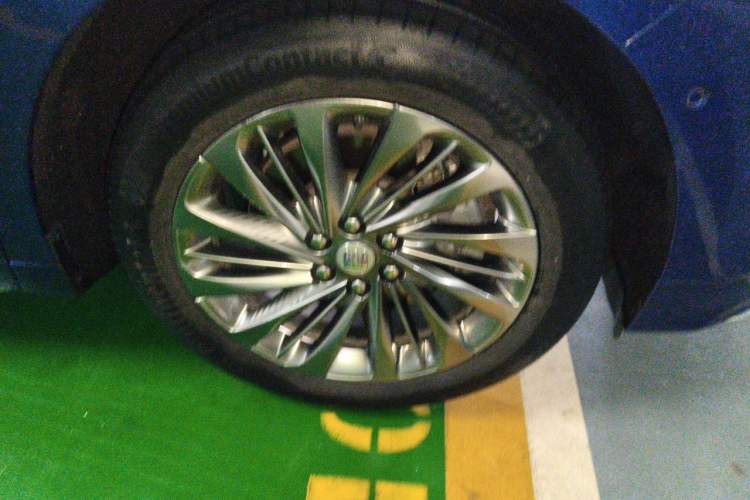 Used Buick Century 2023 2.0T Six-Seater Yinshi Edition Right Front Wheel Hub