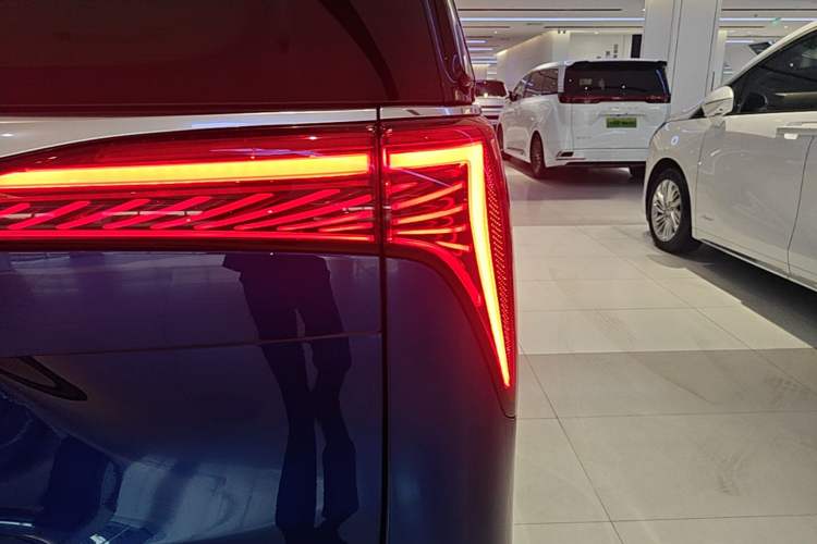 Used Buick Century 2023 2.0T Six-Seater Yinshi Edition Right Rear Taillight