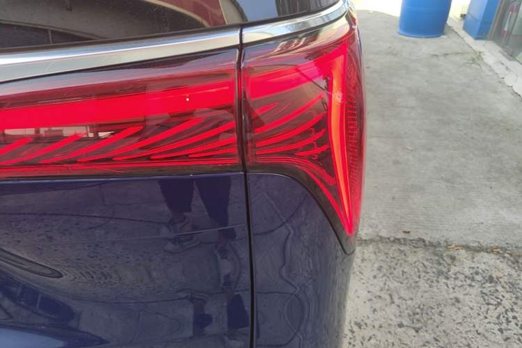 Used Buick Century 2023 2.0T Six-Seater Yinshi Edition Right Rear Taillight