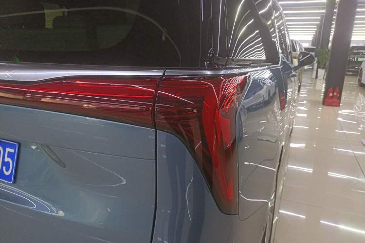Used Buick Century 2023 2.0T Seven-Seater Yinshi Edition Right Rear Taillight