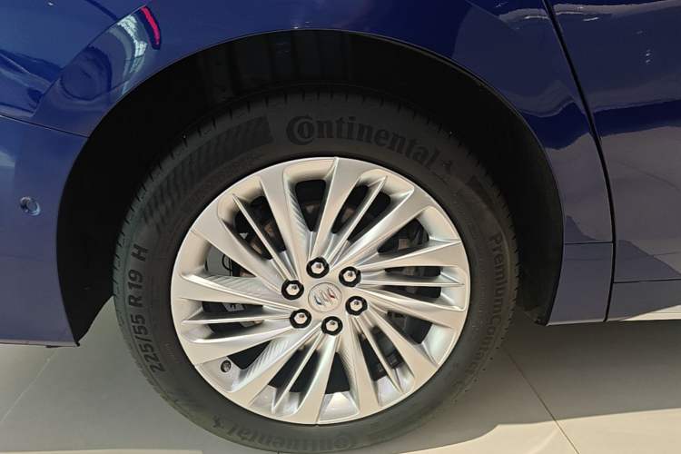 Used Buick Century 2023 2.0T Six-Seater Yinshi Edition Right Rear Wheel Hub