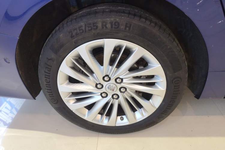 Used Buick Century 2023 2.0T Six-Seater Yinshi Edition Right Rear Wheel Hub