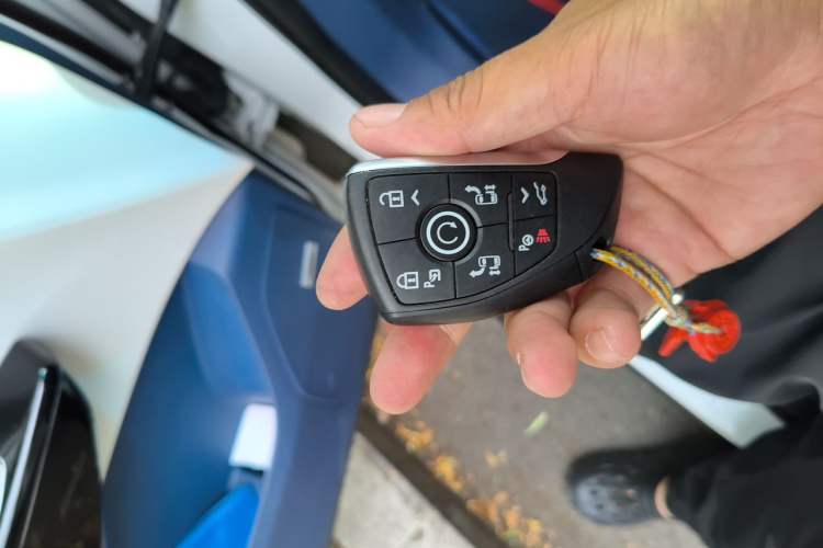 Used Buick Century 2023 2.0T Seven-Seater Yinshi Edition Vehicle Key