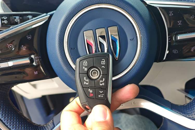 Used Buick Century 2023 2.0T Six-Seater Yinshi Edition Vehicle Key