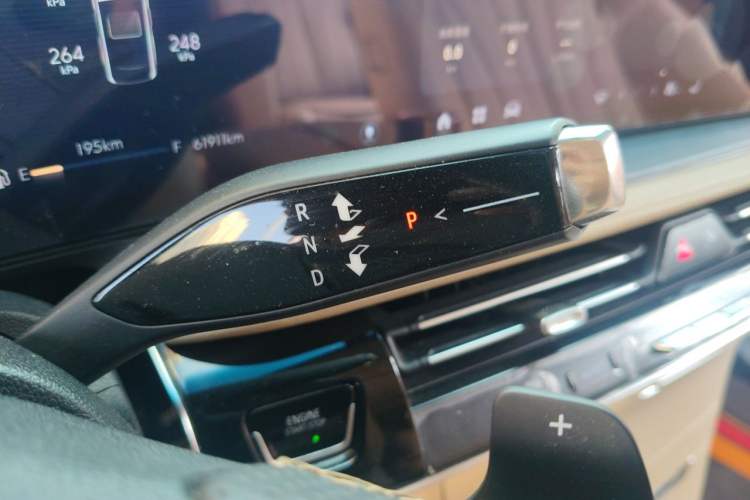 Used Buick Century 2023 2.0T Seven-Seater Yinshi Edition Gear Lever