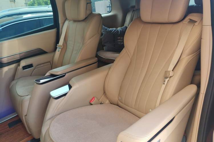Used Buick Century 2023 2.0T Seven-Seater Yinshi Edition Left Rear Seat
