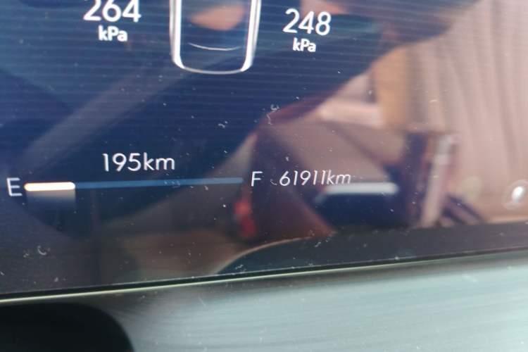 Used Buick Century 2023 2.0T Seven-Seater Yinshi Edition Odometer Close Up