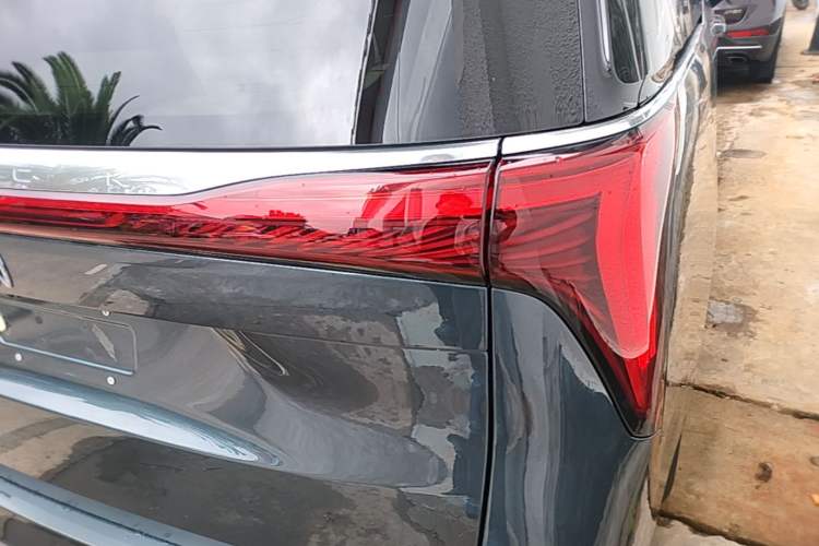 Used Buick Century 2023 2.0T Seven-Seater Yinshi Edition Right Rear Taillight