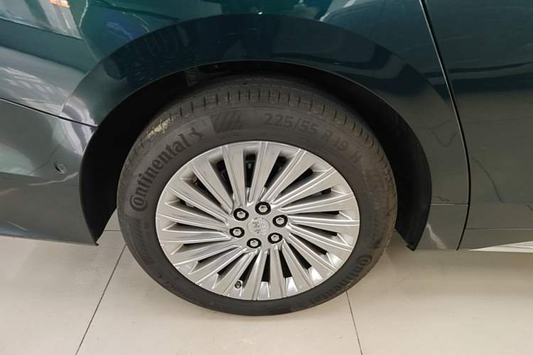 Used Buick Century 2023 2.0T Four-Seat Private Edition Right Rear Wheel Hub
