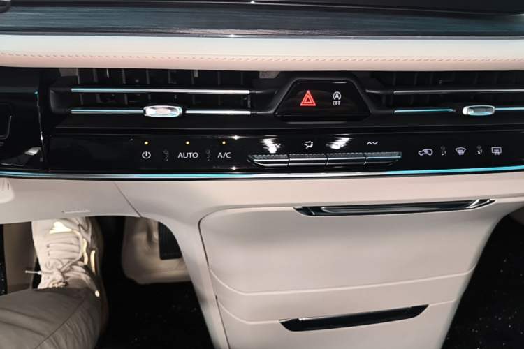 Used Buick Century 2023 2.0T Four-Seat Private Edition Audio And AC Panel