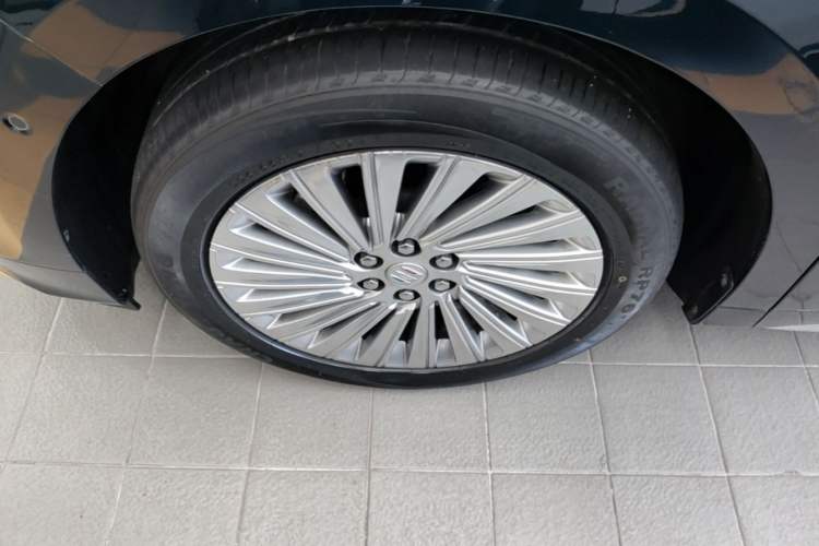 Used Buick Century 2023 2.0T Four-Seat Elegance Edition Left Front Wheel Hub