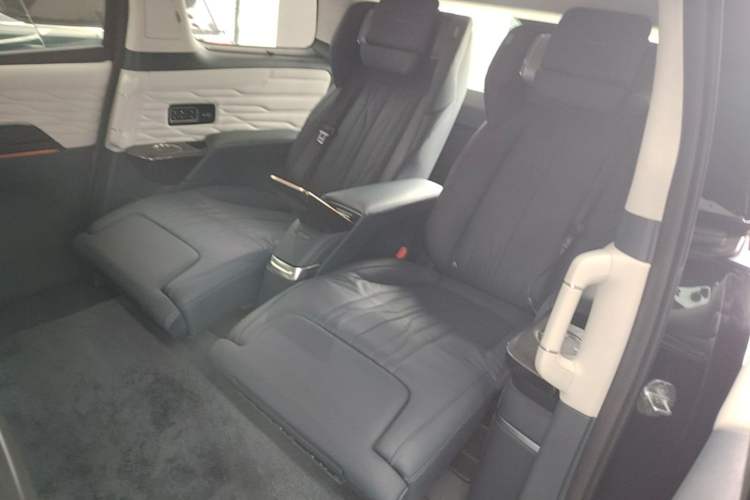 Used Buick Century 2023 2.0T Four-Seat Private Edition Left Rear Seat