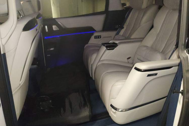 Used Buick Century 2023 2.0T Six-Seater Yinshi Edition Left Rear Seat
