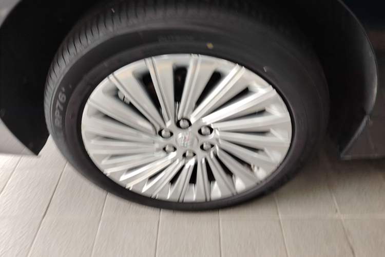 Used Buick Century 2023 2.0T Four-Seat Private Edition Right Rear Wheel Hub