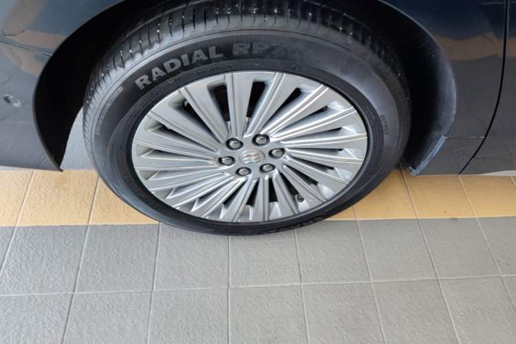 Used Buick Century 2023 2.0T Four-Seat Elegance Edition Right Rear Wheel Hub
