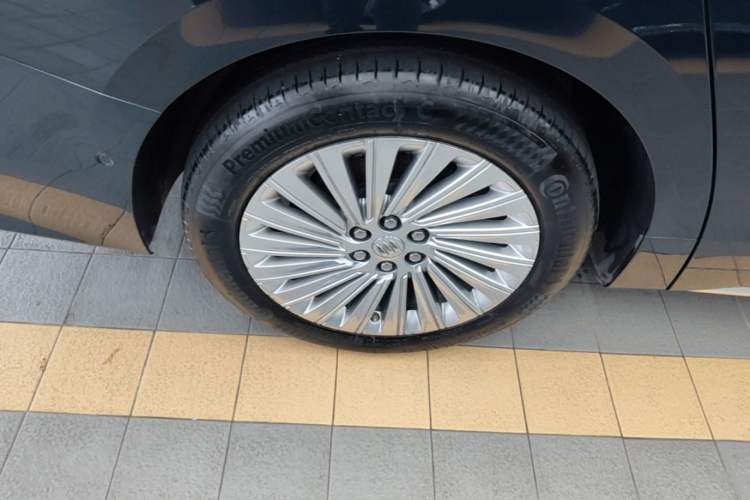 Used Buick Century 2023 2.0T Four-Seat Private Edition Right Rear Wheel Hub