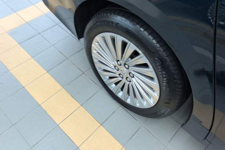 Used Buick Century 2023 2.0T Four-Seat Private Edition Right Rear Wheel Hub