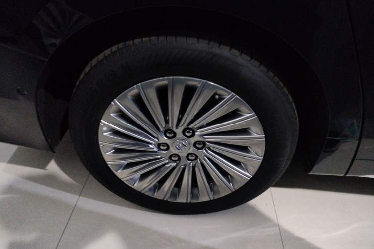 Used Buick Century 2023 2.0T Four-Seat Private Edition Right Rear Wheel Hub