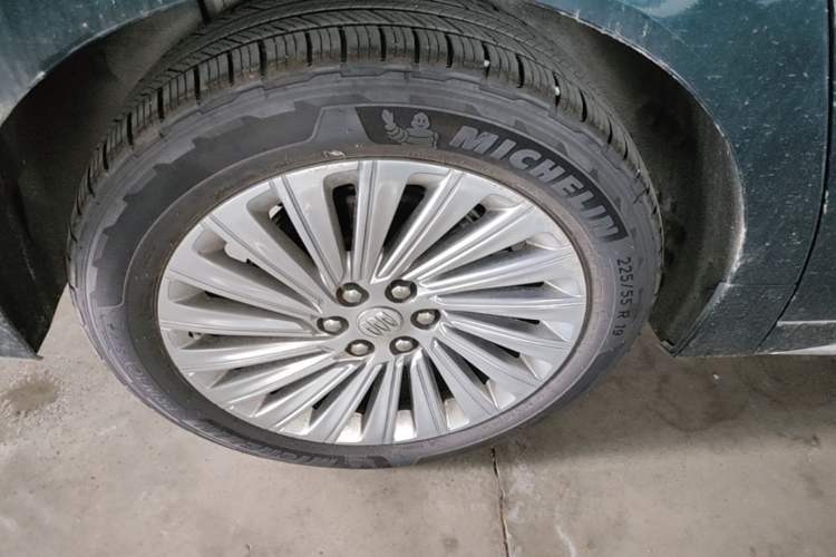 Used Buick Century 2023 2.0T Four-Seat Private Edition Right Rear Wheel Hub