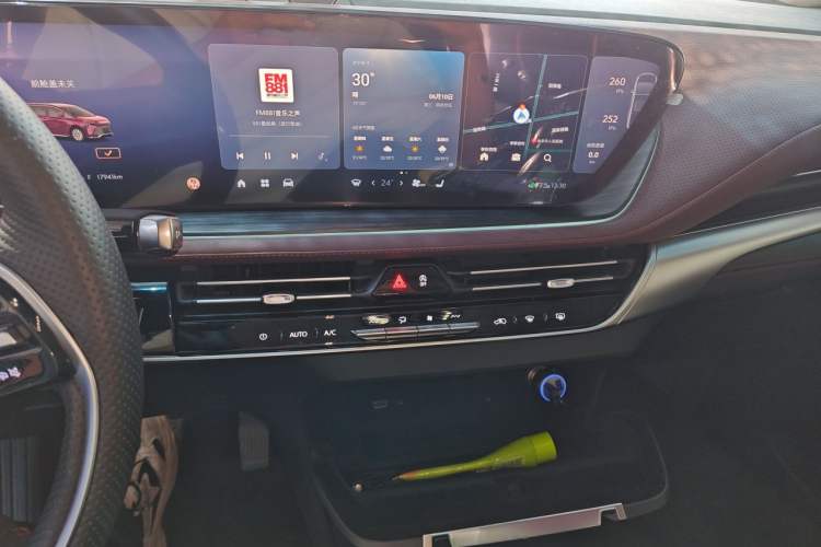Used Buick Century 2023 2.0T Six-Seater Yinshi Edition Audio And AC Panel